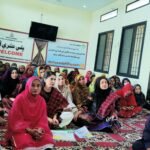 سیلاب، غربت اور رکاوٹوں کے باوجود آگے بڑھتیں سندھ کی دیہی خواتین